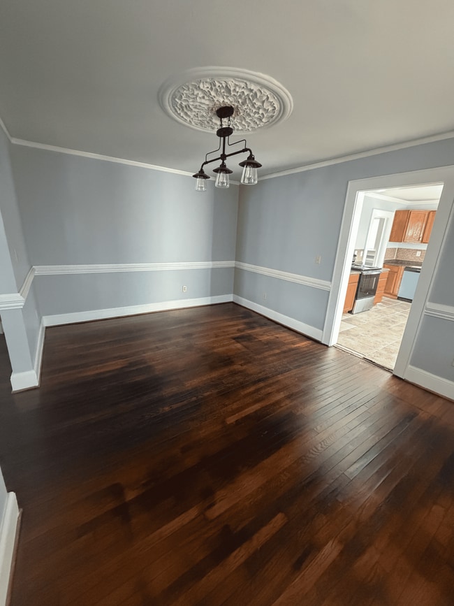 Building Photo - 2,000 square feet - Residential or Commercial Use