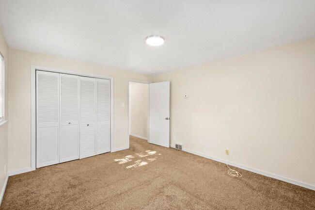 Building Photo - AVAILABLE FOR AUGUST 7TH!! Don't miss this FANTASTIC 1-bedroom in Penn Hills!