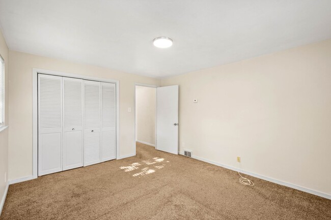 Building Photo - AVAILABLE JULY 1st!! FANTASTIC 1-bedroom i...