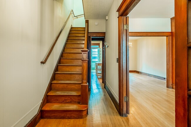 Building Photo - 1236 Oates St NE