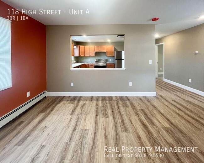 Building Photo - 1st Floor- 3 BR/1 BA- Newly Renovated Apar...