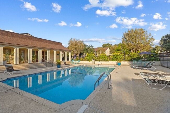 Building Photo - 8702 Village Dr
