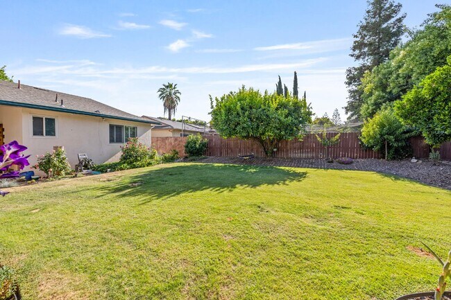 Building Photo - 2018 W Los Altos Ave
