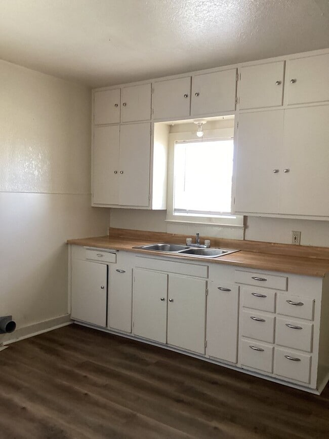 Building Photo - Charming 2 Bed 1 Bath Home Located in Portales!  Small Dogs and/or Cats Upon Approval!