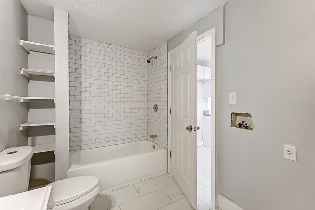 Building Photo - Four Bedroom Available in Dayton!
