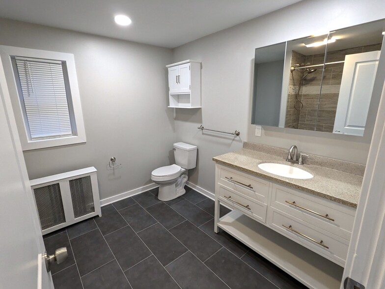 2nd floor Bath - 5012 Dearborn St