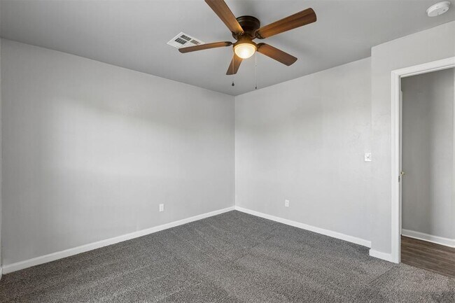 Building Photo - 401 Debra Ct