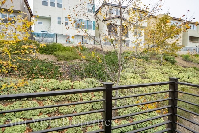 Building Photo - Beautiful Townhome centrally located in Mi...