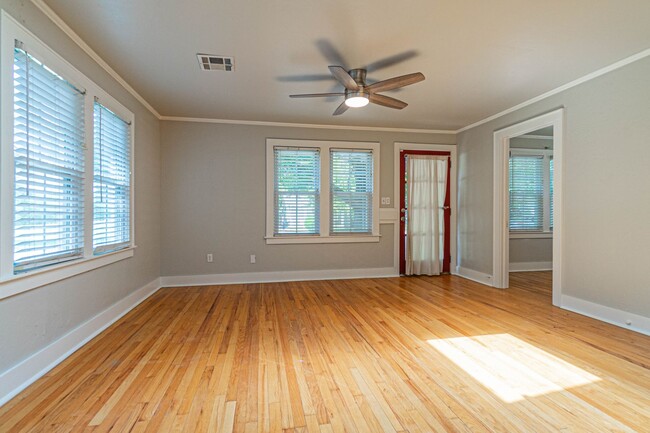 Building Photo - Beautifully remodeled campus home!