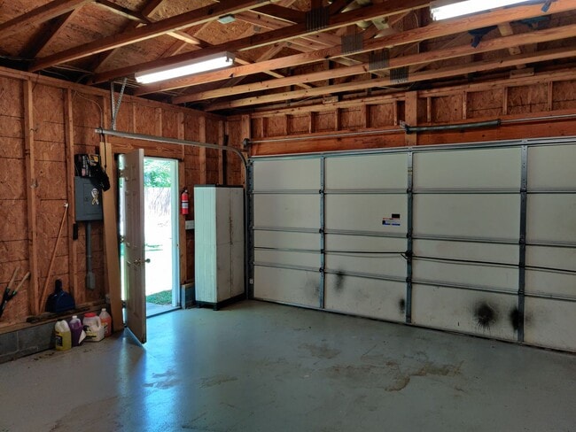 Building Photo - 3 bedroom home with a detached garage