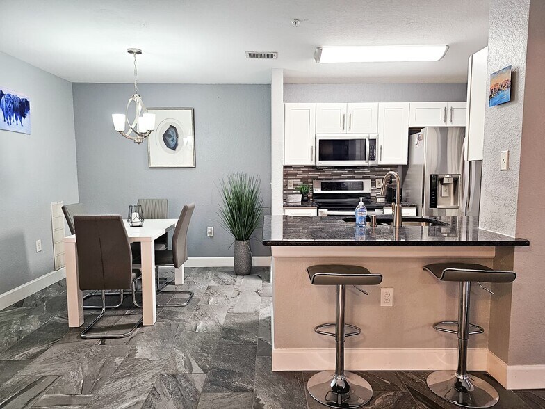 Building Photo - 8923 Manor Loop