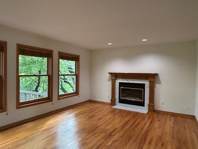 Building Photo - Spacious 4 BR/4 BA Single-Family Home in a...