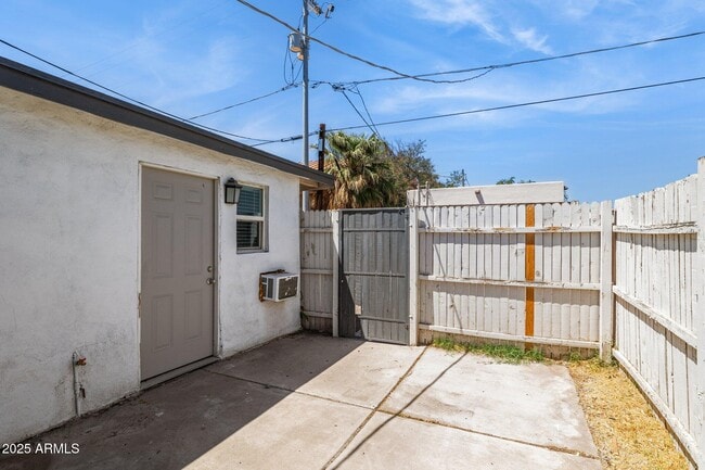 Building Photo - 518 E Roanoke Ave