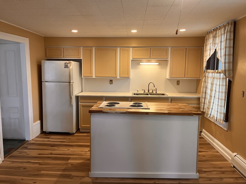 Building Photo - 66 S Maple St