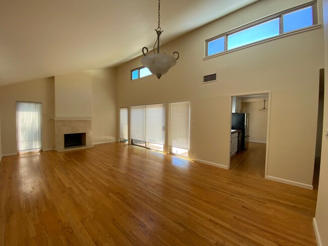 Building Photo - 1100 Island Dr