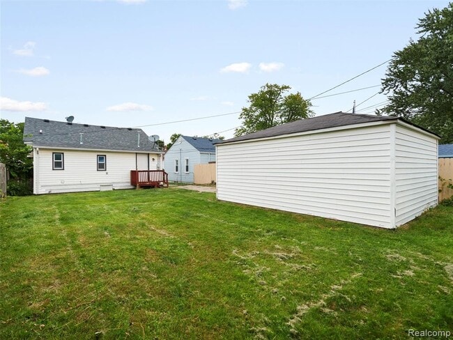 Building Photo - 7060 Maxwell Ave