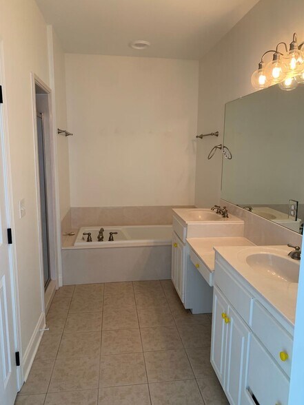 Building Photo - AVAILABLE NOW