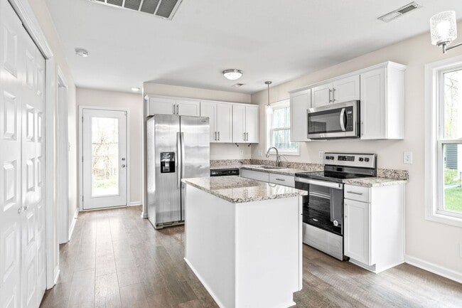 Building Photo - Dog Friendly Three Bedroom!