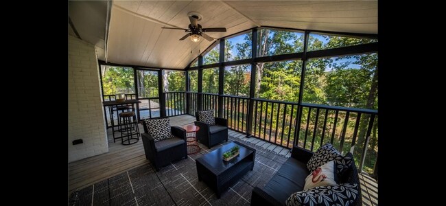 Building Photo - 414 Shorecrest Dr