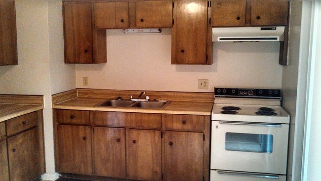 Kitchen - Pineview Apartments