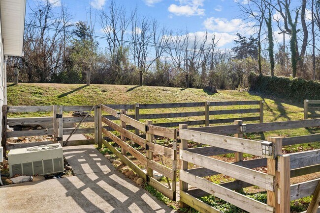 Building Photo - 2BR/2BA Cottage that's on the Rive – Minutes from Downtown Knoxville and Maryville