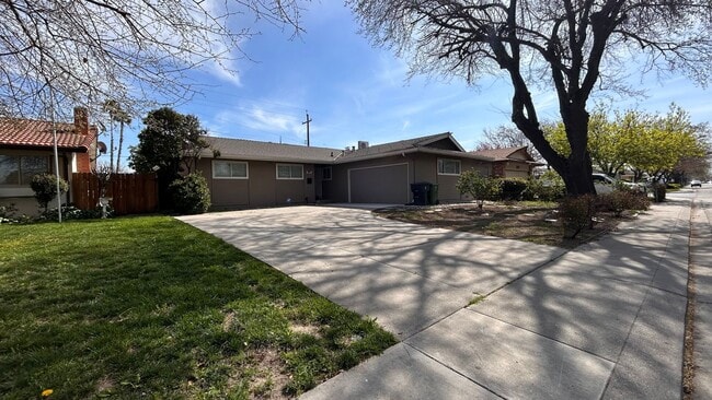 Building Photo - 2960 Cabrillo Dr