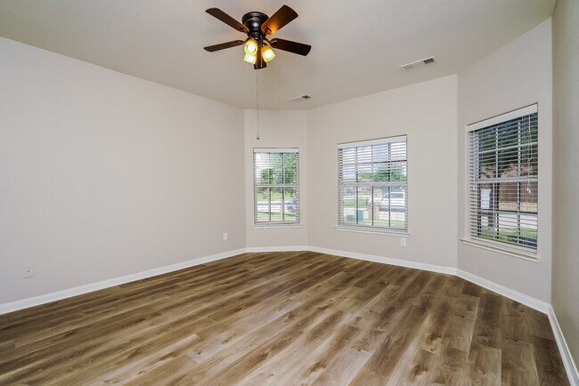 Building Photo - 1006 Primrose Dr