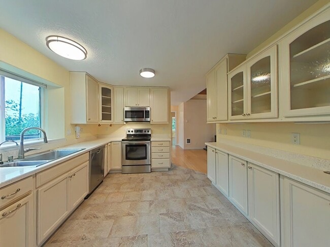 Building Photo - Huge 5 Bedroom Cabin-Style Home on 2+ Wood...