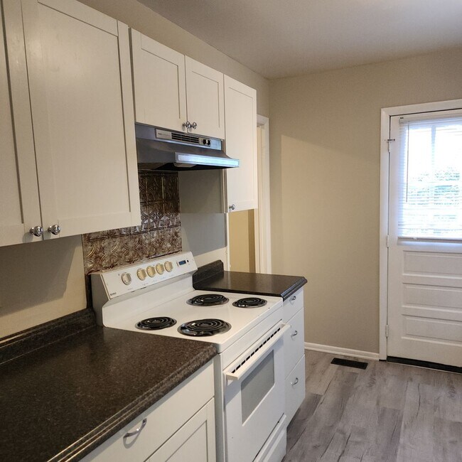 Building Photo - 3 Bedroom, 1.5 Bath Rancher in Established...