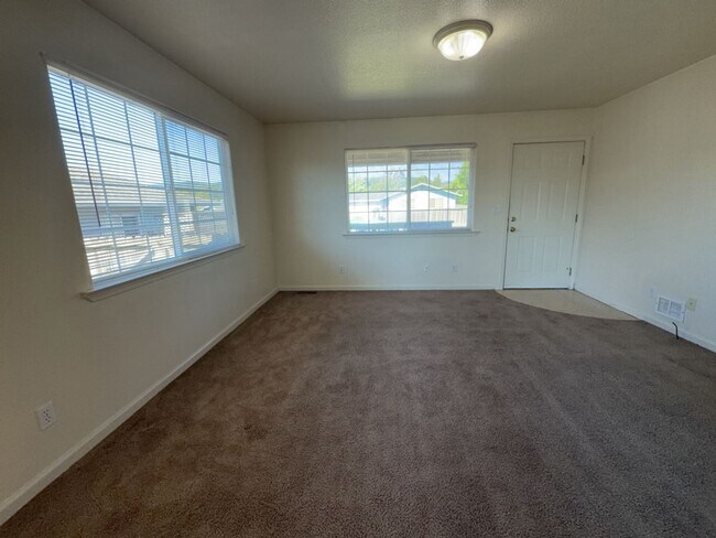 Building Photo - Pet Friendly! Spacious Ranch-Style 3 Bedroom, 1 Bathroom Home in the Heart of Fortuna