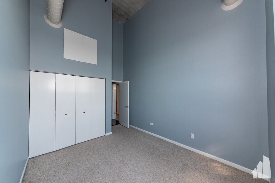 Building Photo - 1735 W Diversey Pkwy