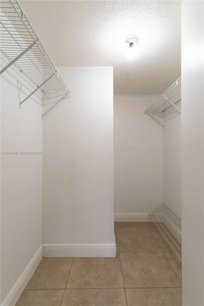Building Photo - 875 Riverside Dr