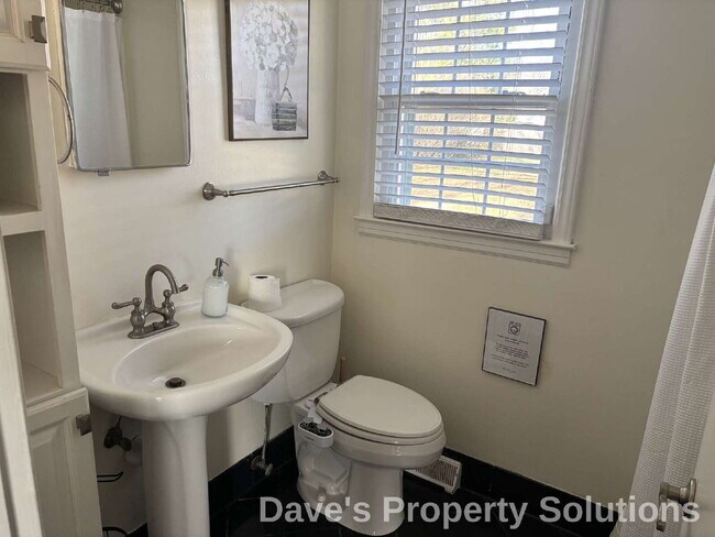 Building Photo - Experience Effortless Living in Beautiful Red Brick Ranch