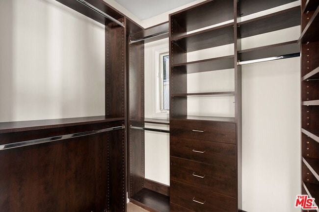 Building Photo - 8921 Ashcroft Ave