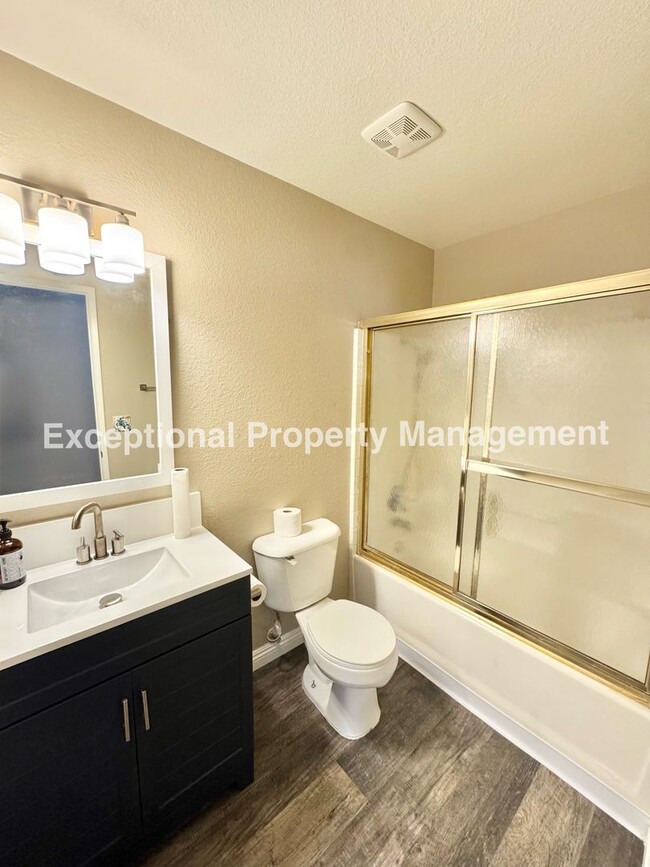 Building Photo - Great 3 bed 2 bath single story