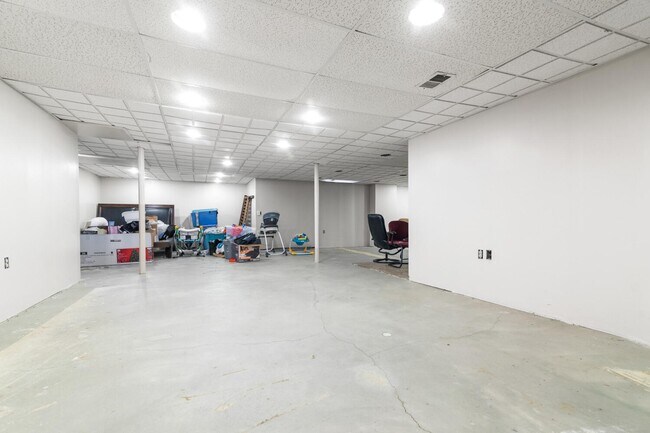 Building Photo - 6710 Westpointe Dr