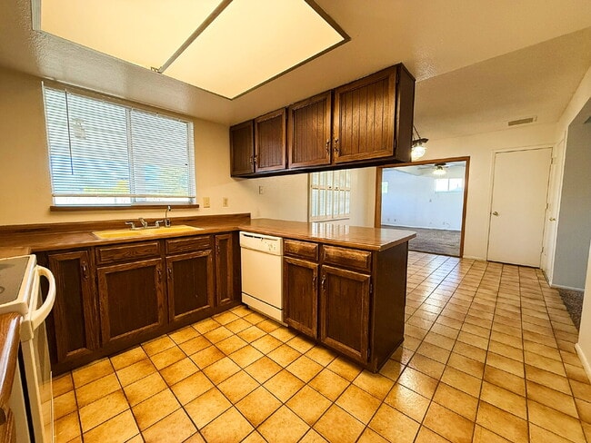 Building Photo - "Charming 3-Bedroom Oasis in Goodyear - Sp...