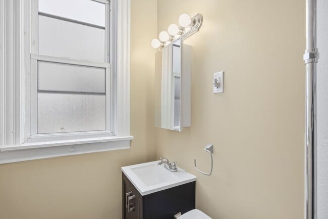 Building Photo - 1114-1118 Sutherland