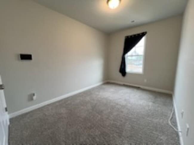 Building Photo - Spacious