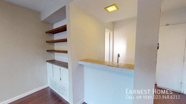 Building Photo - 7231 Balboa Blvd