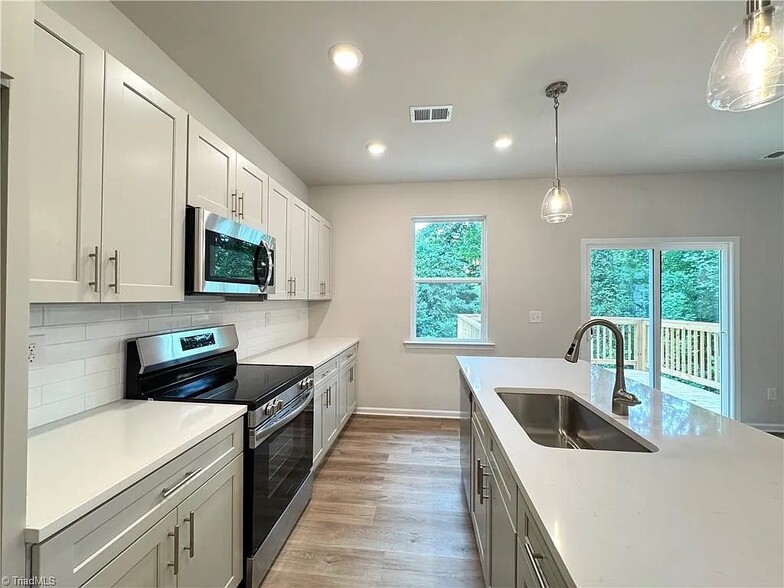 Building Photo - 1086 W Bank St