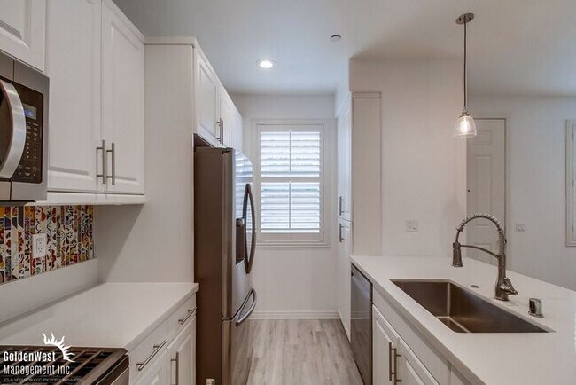 Building Photo - Stunning 3Bdm 2.5Ba Home in the Heart of I...