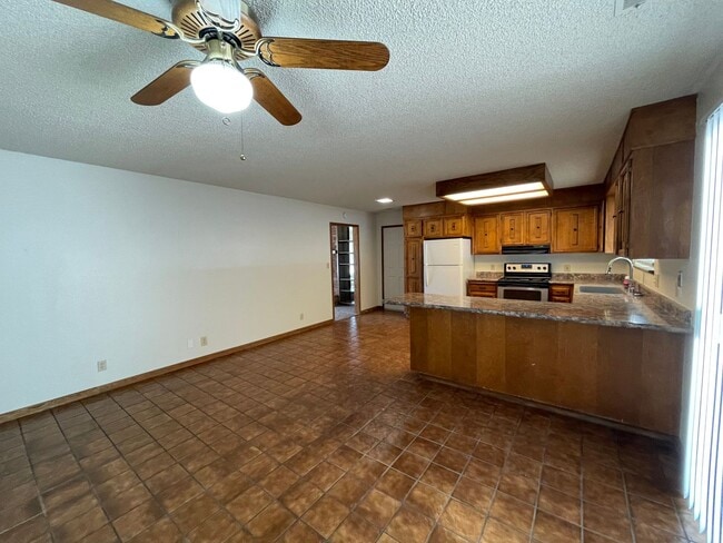 Building Photo - SPACIOUS HOME ON THE WEST SIDE OF REDDING