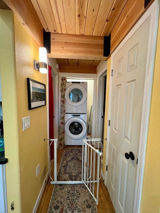 Building Photo - Available in October / 1-Bedroom with a Lo...