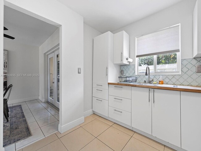 Building Photo - 560 NE 161st St