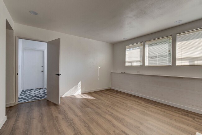Building Photo - Beautifully Updated 3+ Bedroom Water View ...