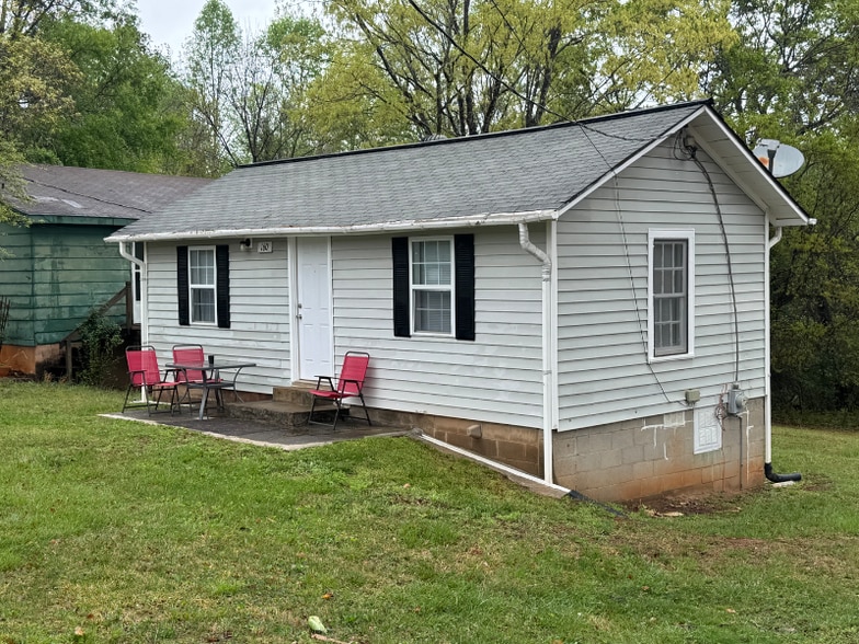 Building Photo - 160 Miller St