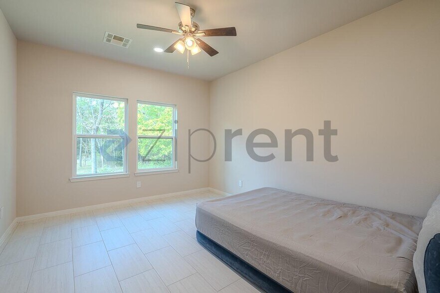 Building Photo - 110 Turner St