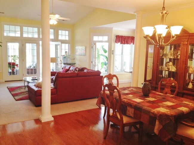 Building Photo - Large End Unit Townhouse in Waterford