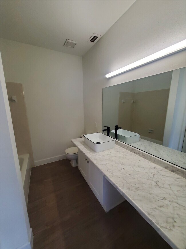 Building Photo - 17473 Red Oak Dr